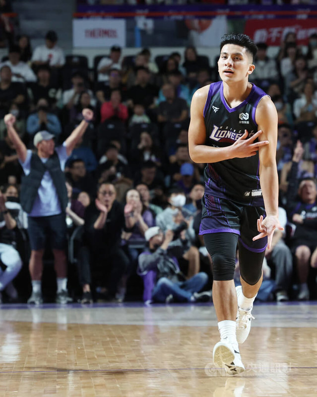 台灣職業籃球大聯盟（TPBL）新竹御嵿攻城獅15日在新竹縣體育館與新北中信特攻交手，由攻城獅以102比85拿下勝利，陣中後衛高國豪（圖）進帳本土最佳19分。中央社記者張新偉攝　114年11月15日