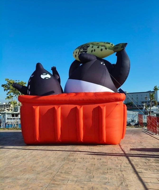高雄今年「大海開吃」系列活動自11月至12月，其中「2025永安石斑魚節」15日在永安區休閒公園盛大登場，周邊擺放人氣插畫IP「馬來貘」大型裝置。（高雄市新聞局提供）中央社記者林巧璉傳真　114年11月15日