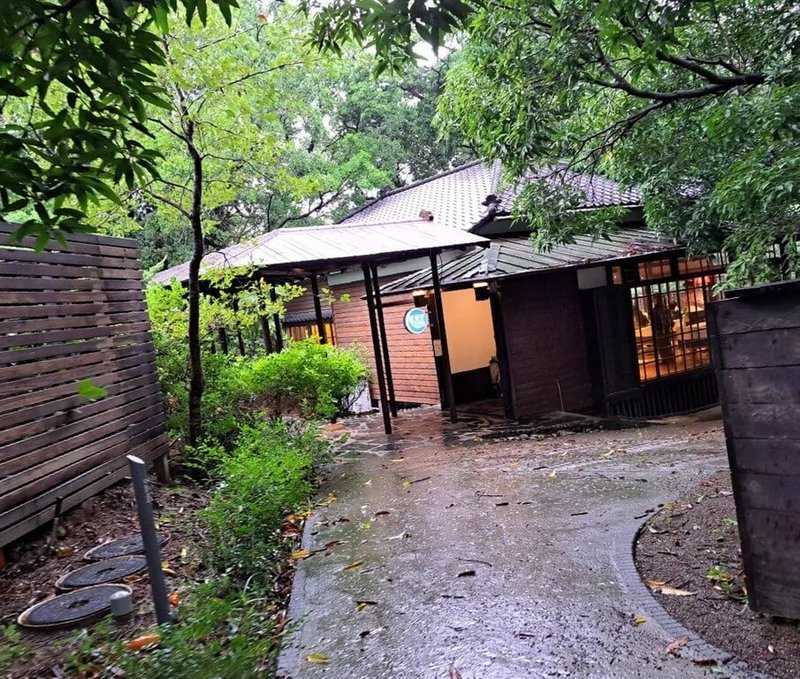 新竹市湖畔料亭為日式木造房舍，位在新竹動物園前與麗池湖畔旁，2017年被登錄為歷史建築並修復，已成地方重要景點之一，近日卻被發現湖畔料亭旁石椅疑遭鐵鎚敲毀受損，竹市府15日表示，已報警追查行為人。（讀者提供）中央社記者郭宣彣傳真　114年11月15日