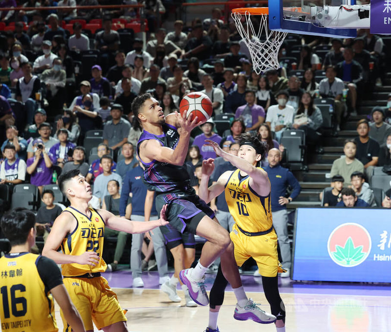 台灣職業籃球大聯盟（TPBL）新竹御嵿攻城獅15日在主場新竹縣體育館迎戰新北中信特攻，最終由攻城獅以102比85勝出，陣中洋將提傑（TJ Holyfield）（持球者）貢獻8分、9籃板。中央社記者張新偉攝　114年11月15日