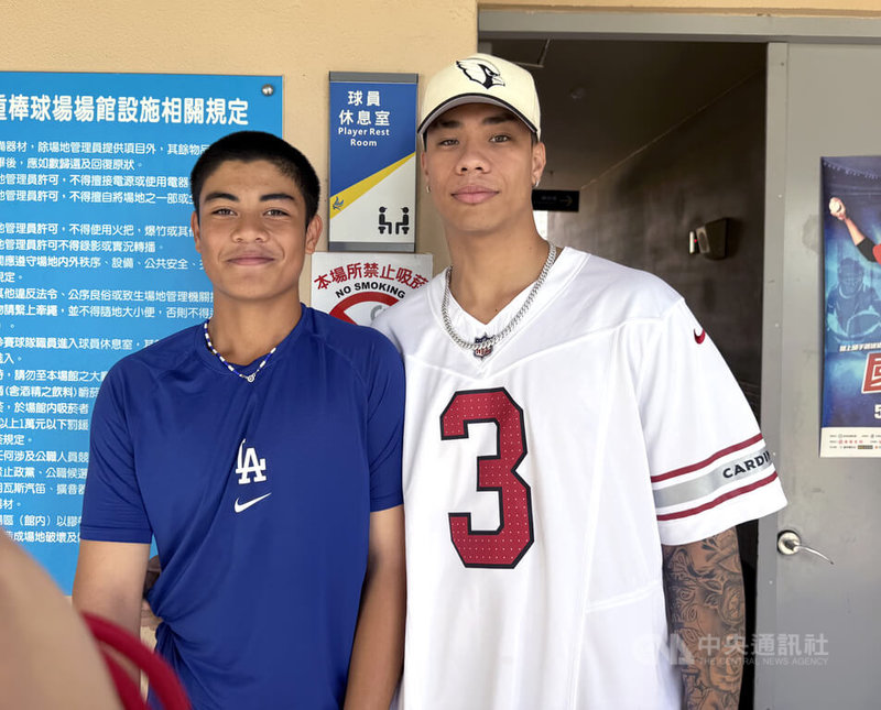 黑豹旗青棒賽美和高中15日擊敗玉里高中、晉級16強，美和球員柯敬哲（左）攻守有表現，哥哥柯敬賢（右）稱讚弟弟守備很強，今天處理界外球展現很好的拚勁，笑說：「很像我。」中央社記者謝靜雯攝　114年11月15日