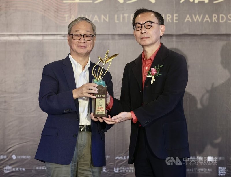 2025台灣文學獎金典獎贈獎典禮16日下午在台北登場,金典獎年度大獎由作家林俊頴(右)以作品「七月爍爁」拿下,文化部長李遠(左)頒贈獎座表揚。中央社記者張皓安攝 114年11月16日