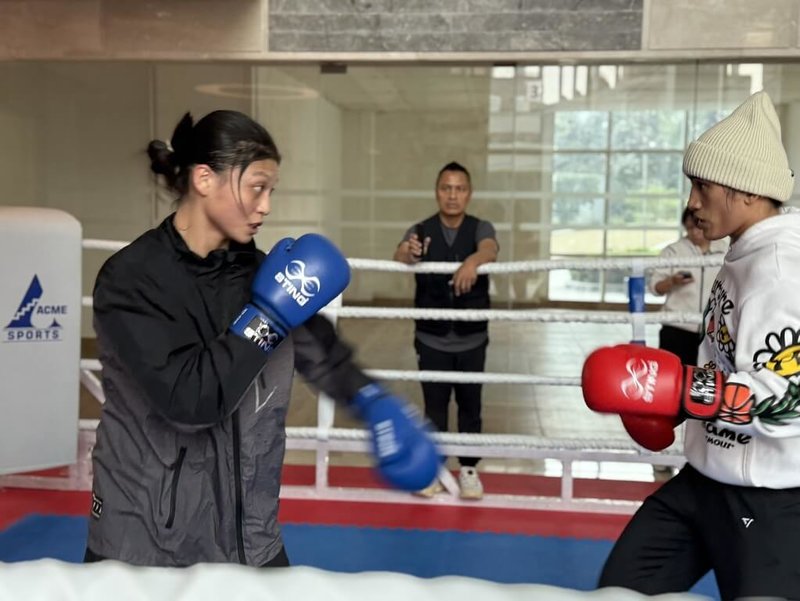 台灣女子拳擊好手「吳琴戰隊」吳詩儀(左)、陳念琴(右),在WB年終賽前相互練習。(中華民國拳擊協會提供)中央社記者黎建忠傳真 114年11月16日
