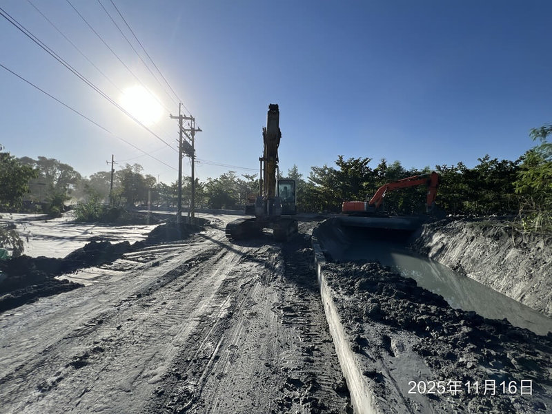 颱風鳳凰外圍環流降雨致馬太鞍溪新生成3號堰塞湖溢流,造成2度溢淹萬榮鄉明利村、鳳林鎮長橋里。花蓮縣政府針對鳳林鎮長橋里,啟動「長橋排水中段野溪清疏搶險工程」。(花蓮縣政府提供)中央社記者李先鳳傳真 114年11月16日