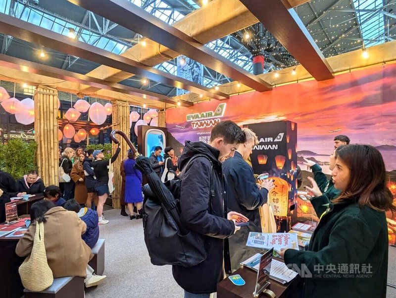 觀光署倫敦辦事處與長榮航空英國分公司合作,15至16日在東倫敦老斯皮塔菲爾茲市集舉辦快閃宣傳活動,推介台灣觀光旅遊資源。中央社記者陳韻聿倫敦攝 114年11月16日