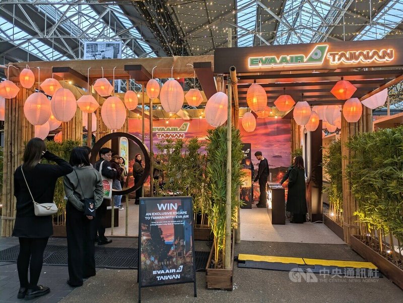 觀光署駐倫敦辦事處與長榮航空英國分公司合作,15至16日在東倫敦老斯皮塔菲爾茲市集,舉辦台灣觀光旅遊快閃宣傳活動,展攤設計運用天燈與竹林茶館意象。中央社記者陳韻聿倫敦攝 114年11月16日