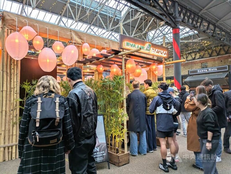 觀光署駐倫敦辦事處攜手長榮航空英國分公司，15至16日在東倫敦老斯皮塔菲爾茲市集舉辦快閃宣傳活動，吸引英國民眾排隊參加，展攤設計運用天燈元素在濕冷冬季更顯溫暖。中央社記者陳韻聿倫敦攝　114年11月16日
