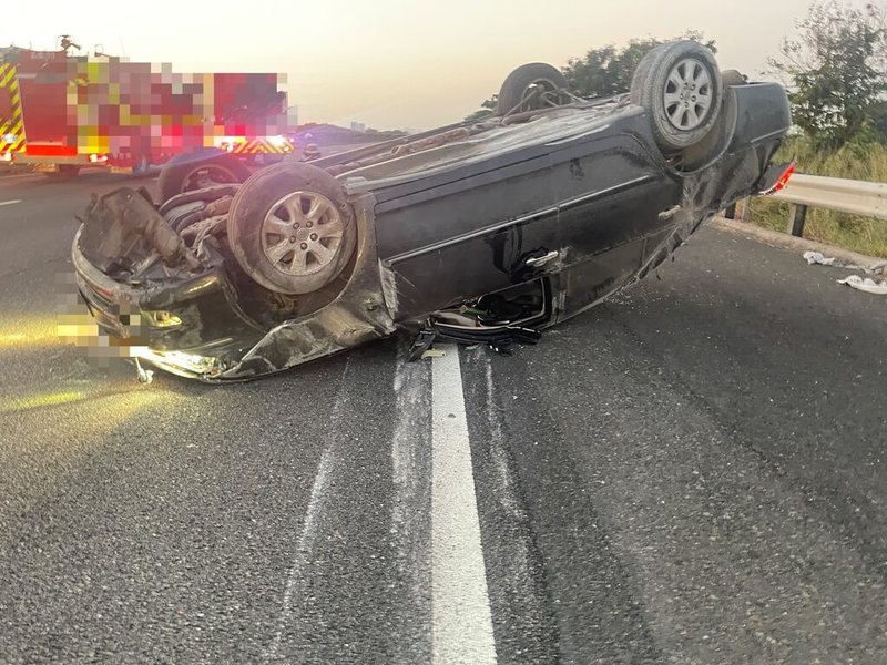 蔡姓駕駛16日凌晨5時許行經國道1號雲林虎尾路段，車輛不明原因失控，自撞外側護欄後翻覆，同車許男拋飛車外，當場身亡；後方2車閃避不及發生追撞，整起車禍造成1死5傷。  （警方提供）　中央社記者姜宜菁傳真　114年11月16日