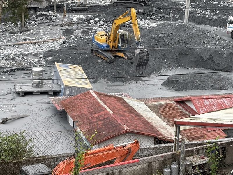 颱風鳳凰外圍環流降雨致馬太鞍溪新生成3號堰塞湖溢流，造成馬太鞍溪2度溢淹萬榮鄉明利村、鳳林鎮長橋里。花蓮縣政府進行大規模清淤與廢棄物清除，單日清運泥沙、廢棄物共2200公噸，萬榮明利村清運量高達2000公噸。（花蓮縣政府提供）中央社記者李先鳳傳真　114年11月16日