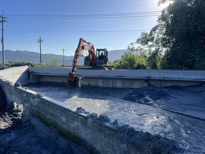 颱風外圍環流致馬太鞍溪堰塞湖溢流致災,洪水泥流溢淹萬榮鄉明利村、鳳林鎮長橋里,由於長橋排水淤積嚴重,縣府等單位也展開清淤工程。圖為萬榮排水匯入長橋排水處施工情形。(花蓮縣政府提供)中央社記者李先鳳傳真 114年11月16日