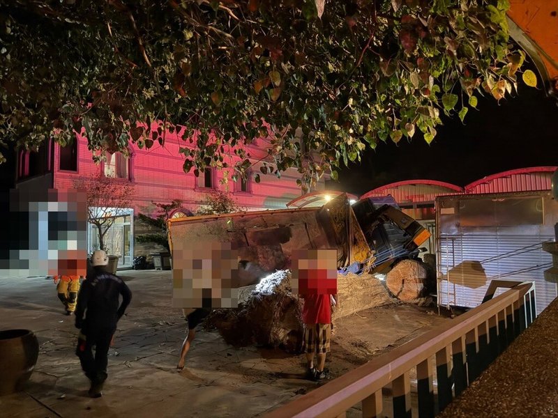 70歲林姓男子16日在高雄市燕巢區深水路一處工地內於大貨車旁操作吊臂，吊掛原木時，原木不明原因滑落砸中大貨車致傾倒，林男則被翻覆車身重壓、不幸身亡。（高雄市政府警察局岡山分局提供）中央社記者張已亷傳真　114年11月16日