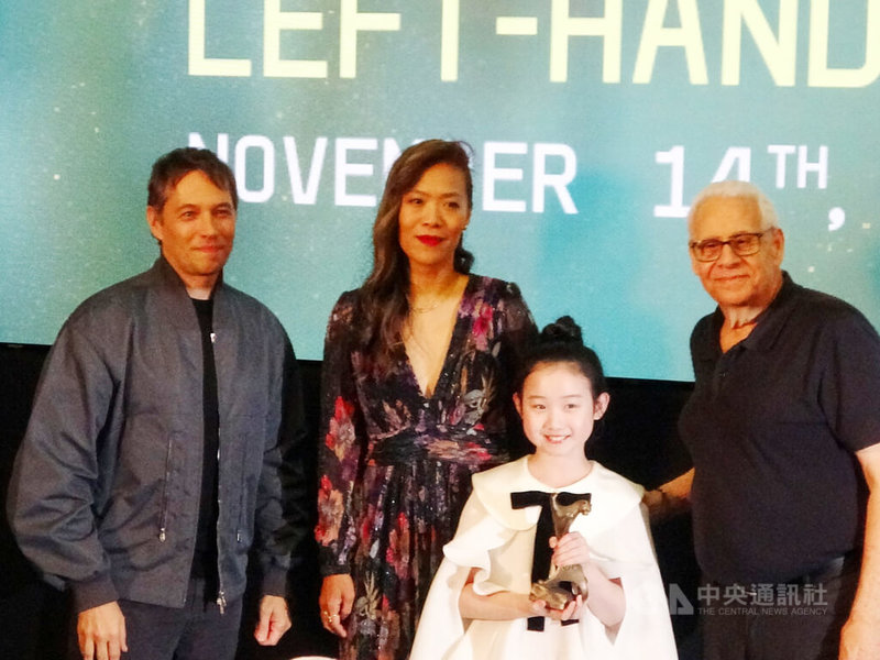 奧斯卡最佳導演得主西恩貝克(Sean Baker)(左1)與台灣導演鄒時擎(左2)籌備電影「左撇子女孩」超過20年,兩人與演員葉子綺(前)出席亞洲國際電影節映後座談。中央社記者林宏翰洛杉磯攝 114年11月16日