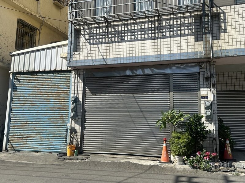 台中市食安處稽查在梧棲區龍忠蛋行查獲來自文雅畜牧場的籃蛋含芬普尼代謝物超標,要求立刻下架。中央社記者趙麗妍攝 114年11月16日