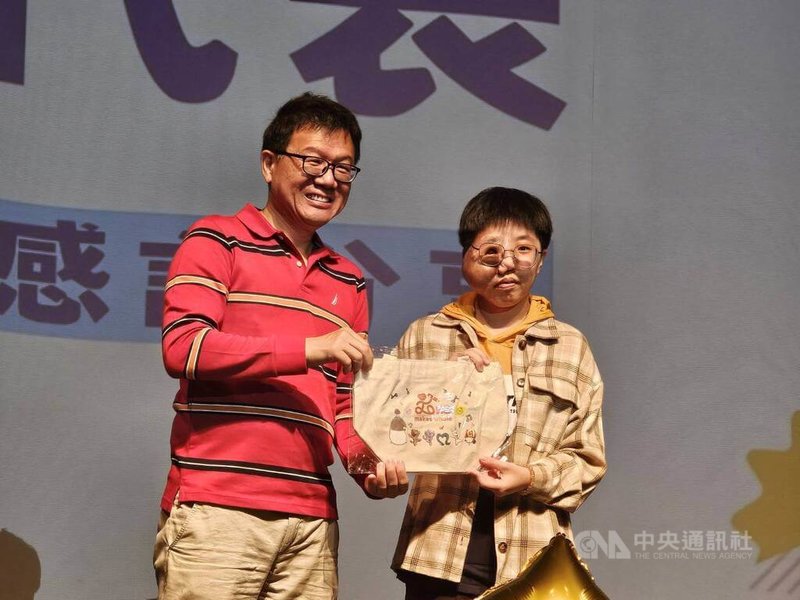 臉部因病長有巨瘤的女大生施羽桂（右）勇敢接受自身不同，16日出席羅慧夫顱顏基金會舉辦的「2025中部地區顱顏家庭年會暨得福獎助學金頒獎」活動，分享自己的人生故事。中央社記者趙麗妍攝　114年11月16日