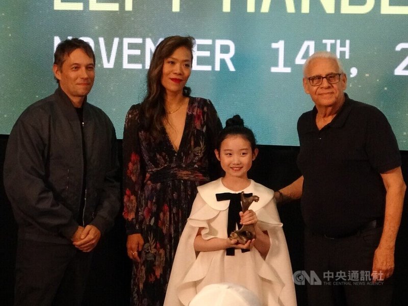 奧斯卡最佳導演西恩貝克（左1）與台灣導演鄒時擎（左2）是長期合作夥伴，情誼超過20年。兩人14日出席「左撇子女孩」在洛杉磯亞洲國際電影節的映後座談。中央社記者林宏翰洛杉磯攝　114年11月16日