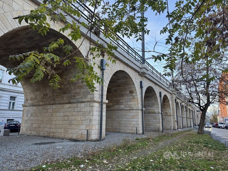 「惡靈古堡」劇組在布拉格卡林區的Negrelli高架橋下拍攝,將這裡化身為虛構的「浣熊市」。這座擁有中世紀街巷與後工業風格建築的城市,近年再次成為國際電影導演心中的「歐洲電影戰場」。中央社記者劉郁葶布拉格攝 114年11月16日