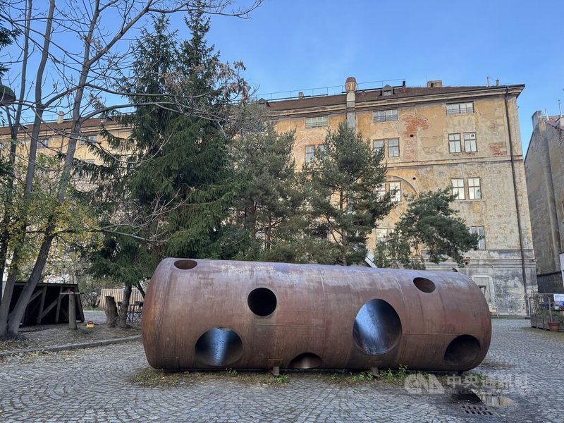 布拉格擁有中世紀街巷與工業風格建築,近年再次成為國際電影導演心中的「歐洲電影戰場」,也被稱為歐洲版的「哥德式好萊塢」。中央社記者劉郁葶布拉格攝 114年11月16日
