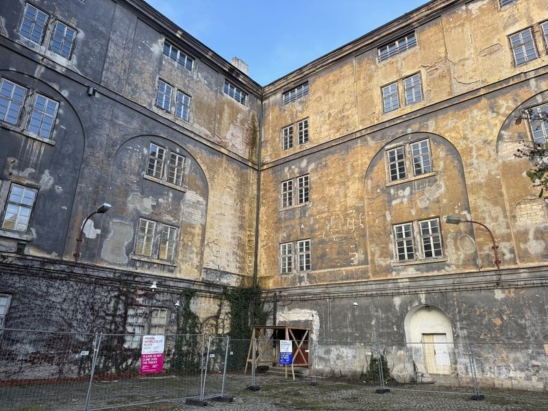 「惡靈古堡」新作在布拉格開拍,展現城市獨特的歷史氛圍與黑暗氣質魅力。中央社記者劉郁葶布拉格攝 114年11月16日