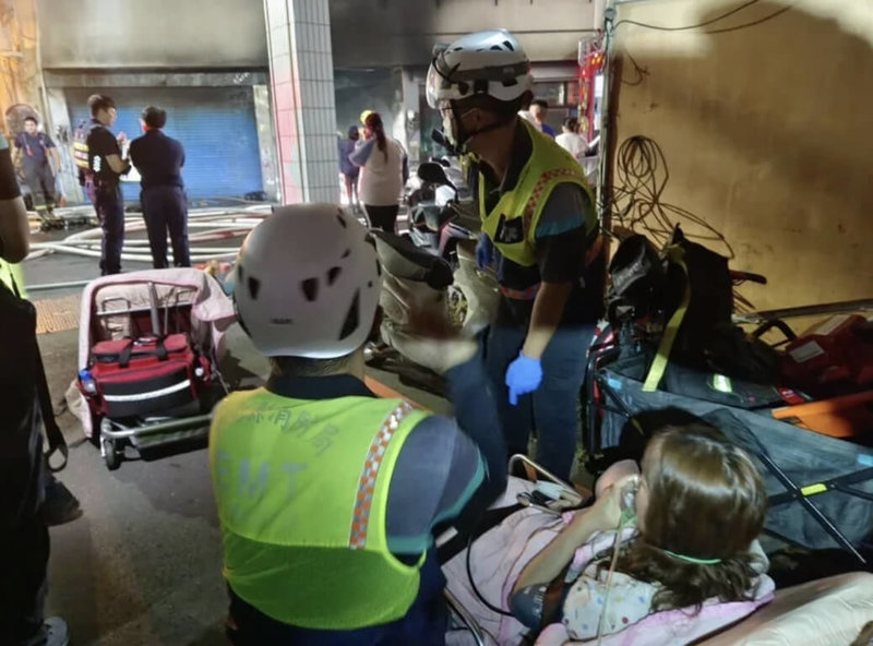 彰化縣彰化市中華西路1棟5層樓高樓房，16日凌晨騎樓停放的機車突然起火，產生陣陣濃煙，部分居民吸入濃煙後感覺不適，警消獲報趕到現場，除撲滅火勢，另將17名居民送醫。（彰化縣消防局提供）中央社記者吳哲豪傳真 114年11月16日