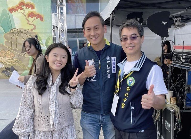 國民黨立委葉元之(右2)16日出席中醫嘉年華活動,感謝中醫對民眾健康的貢獻,同時也和已是中醫師的活動主持人、藝人張小燕昔日「百萬小學堂」節目中「小西瓜」廖書嫺(左2)相見歡。(葉元之提供)中央社記者王鴻國傳真 114年11月16日