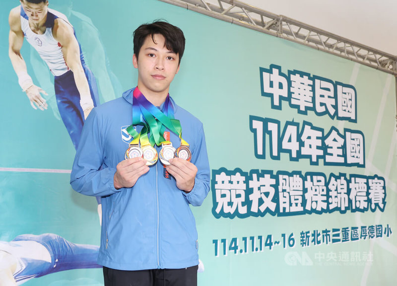 中華民國114年全國競技體操錦標賽16日在新北市三重區進行大專社會男子組賽事，台北市立大學好手蕭佑然（圖）在全能方面以總分69.731分拿下金牌。中央社記者張新偉攝　114年11月16日