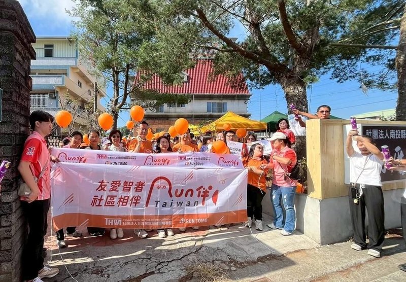 促進長者社會參與、強化家庭與社區連結，台灣居家服務策略聯盟、南投縣家庭照顧者關懷協會16日在名間鄉舉辦健行活動，吸引超過百名長輩、家庭照顧者與居民參與。（南投縣家庭照顧者關懷協會提供）中央社記者蕭博陽南投縣傳真　114年11月16日