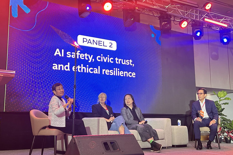 無任所大使唐鳳（右2）16日在馬尼拉參加菲律賓新聞媒體 Rappler主辦的「社會公益峰會」，分享台灣如何在巨量資訊戰攻擊下，仍以民主治理加強社會韌性。（駐菲代表處提供）中央社記者林行健馬尼拉傳真　114年11月16日