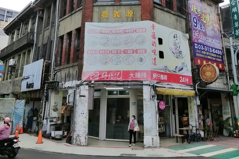 桃園市政府住宅發展處表示，市府推動舊城區再生計畫，選定景福宮兩側店家為示範區，第2期工程近日決標，計畫對大廟西側、廟後博愛路口店家進行立面改造，第2期整修工程目前有9戶，經費約新台幣1068萬元，預計115年5月完成，將協助店家找回原有建物立面特色。（桃園市政府住宅發展處提供）中央社記者吳睿騏桃園傳真　114年11月16日