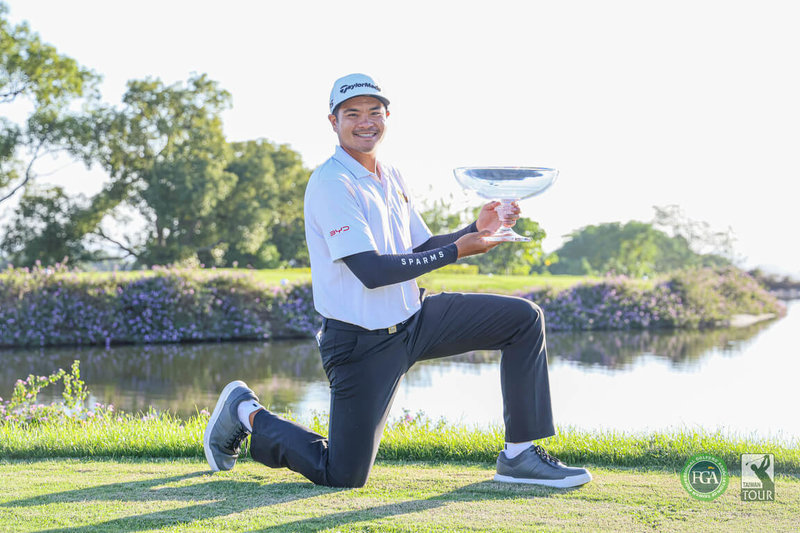 2025台玻台豐公開賽16日在彰化進行最終回合,泰國球員艾克帕里特(Ekpharit Wu,中文名吳泰賜)(圖)成功逆轉、拿下生涯首座亞巡賽冠軍盃。(TPGA提供)中央社記者黎建忠傳真 114年11月16日
