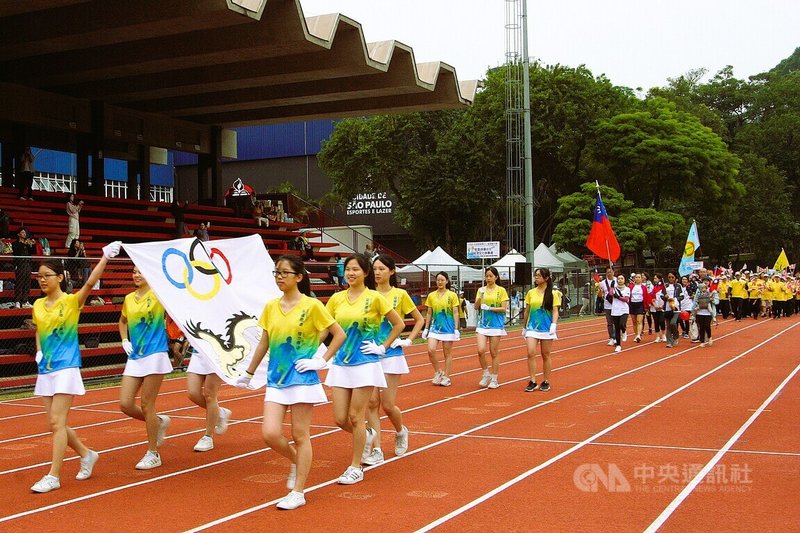 巴西華僑第12屆運動大會15日在聖保羅市COTP綜合體育訓練場隆重舉行，由僑委會Fasca Brasil巴西海外青年文化大使的年輕人高舉大會會旗登場，各社團運動員也依序進場揭幕，展現僑界多元面貌。中央社記者唐雅陵聖保羅攝 114年11月16日