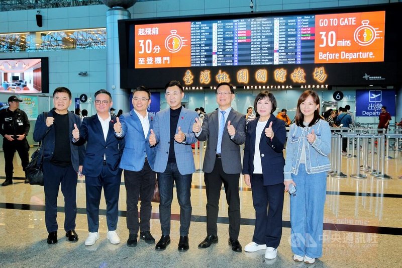 立法院副院長江啟臣(右4)16日率團出訪美國及巴拉圭,希望藉此讓世界看見台灣,讓中華民國走出去。中央社記者吳睿騏桃園機場攝 114年11月16日