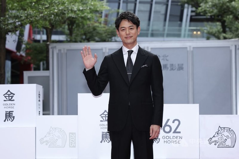 金馬影展電影「寶島」宣傳活動16日中午於台北信義威秀中庭舉辦，日籍男星妻夫木聰（圖）出席與現場粉絲朋友揮手致意。中央社記者翁睿坤攝 114年11月16日