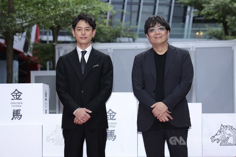 金馬影展電影「寶島」宣傳活動16日中午於台北信義威秀中庭舉辦,日籍男星妻夫木聰(左)、導演大友啟史(右)一同出席合影留念。中央社記者翁睿坤攝 114年11月16日