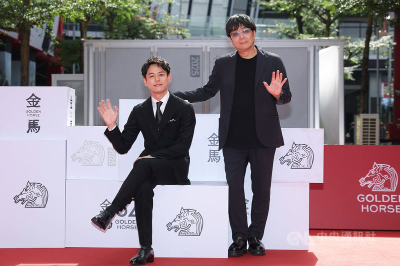 金馬影展電影「寶島」宣傳活動16日中午於台北信義威秀中庭舉辦,日籍男星妻夫木聰(左)、導演大友啟史(右)一同出席與現場媒體朋友揮手致意。中央社記者翁睿坤攝 114年11月16日