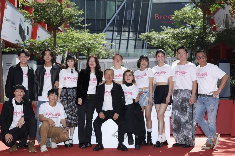 金馬影展「恨女的逆襲」宣傳活動16日中午於台北信義威秀中庭舉辦,導演李宜珊(後左4)、演員蔡振南(前中左)、王彩樺(前中右)、林怡婷(後右4)、游安順(後右1)、李千娜(後右3)等人一同合影留念。中央社記者翁睿坤攝 114年11月16日