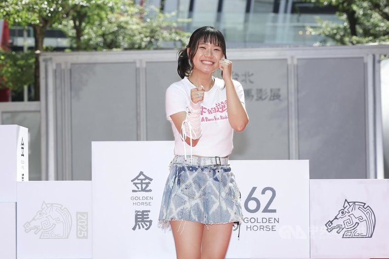 金馬影展「恨女的逆襲」宣傳活動16日中午於台北信義威秀中庭舉辦，入圍金馬新演員的林怡婷（圖）出席擺出打拳姿勢拍照留念。中央社記者翁睿坤攝 114年11月16日