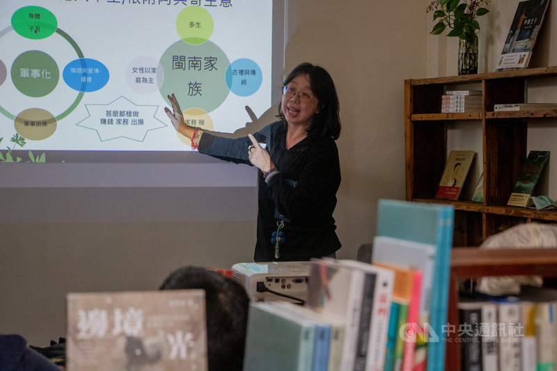 學者劉香蘭(圖)訪談金門跨世代女性後編撰出版書籍「邊境之光:冷戰金門三代女性的遷移人生」,16日下午到金門蓊蓊書店進行新書座談。中央社記者吳玟嶸攝 114年11月16日