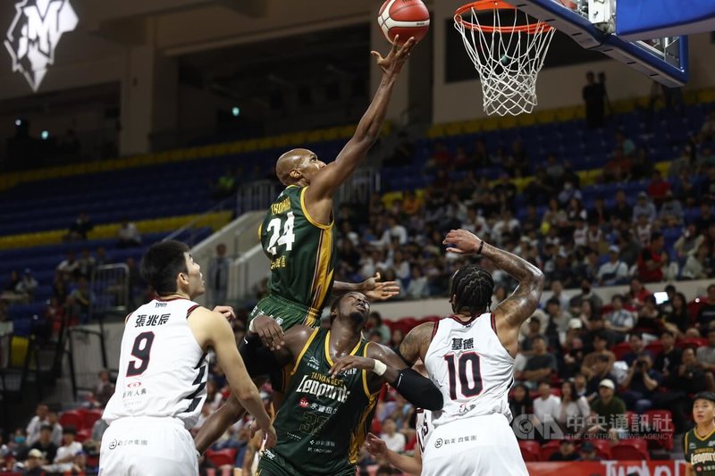 台灣職業籃球大聯盟(TPBL)台北台新戰神隊16日晚間在台北和平籃球館迎戰桃園台啤永豐雲豹隊,雲豹洋將克羅馬(持球者)拿下全場最高的29分,助隊搶勝。中央社記者王騰毅攝 114年11月16日