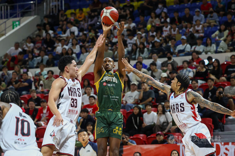 台灣職業籃球大聯盟(TPBL)台北台新戰神隊16日主場迎戰桃園台啤永豐雲豹隊,雲豹洋將克羅馬(中)頻頻跳投取分,全場狂砍29分,助隊以112比102奪勝。中央社記者王騰毅攝 114年11月16日