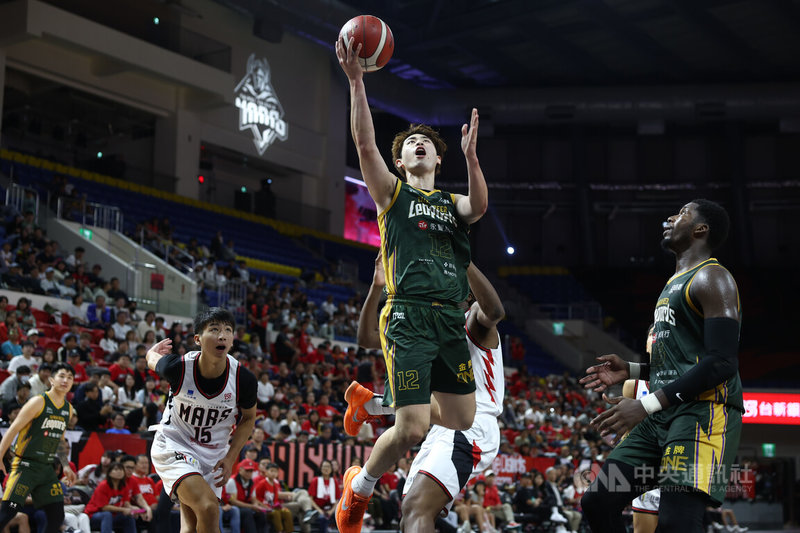 台灣職業籃球大聯盟(TPBL)例行賽持續展開,桃園台啤永豐雲豹隊16日客場交手台北台新戰神隊,雲豹陣中林信寬(持球者)飛身上籃取分,最終全場攻下14分、助隊獲勝。中央社記者王騰毅攝 114年11月16日