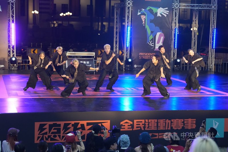 「2025總統盃全民運動賽事-街舞大賽」16日在台北凱達格蘭大道舉行全國決賽,All Style 排舞參賽隊伍們決賽舞台上熱情舞動,全力以赴。中央社記者徐肇昌攝 114年11月16日