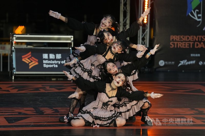 「2025總統盃全民運動賽事-街舞大賽」決賽16日在凱達格蘭大道登場,All Style排舞為2至10人團體賽,參賽團隊皆精心準備,在台上各自展現獨特風格,展露熱情活力。中央社記者徐肇昌攝 114年11月16日
