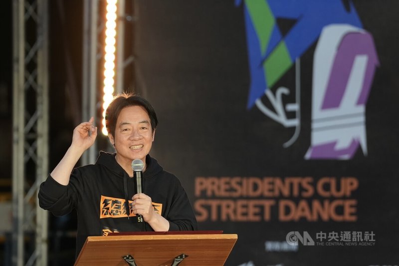 「2025總統盃全民運動賽事-街舞大賽」全國決賽賽程16日一路持續至入夜,總統賴清德(圖)晚間再度現身、輕裝出席頒獎典禮,致詞勉勵參賽者。中央社記者徐肇昌攝 114年11月16日