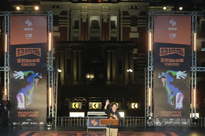 「2025總統盃全民運動賽事－街舞大賽」16日在總統府前凱道舉行全國決賽暨頒獎典禮，總統賴清德（圖）晚間出席表示，他看到每個隊伍表演都非常精彩，可說是光彩奪目，「已經照耀到整個凱道上空」。中央社記者徐肇昌攝　114年11月16日