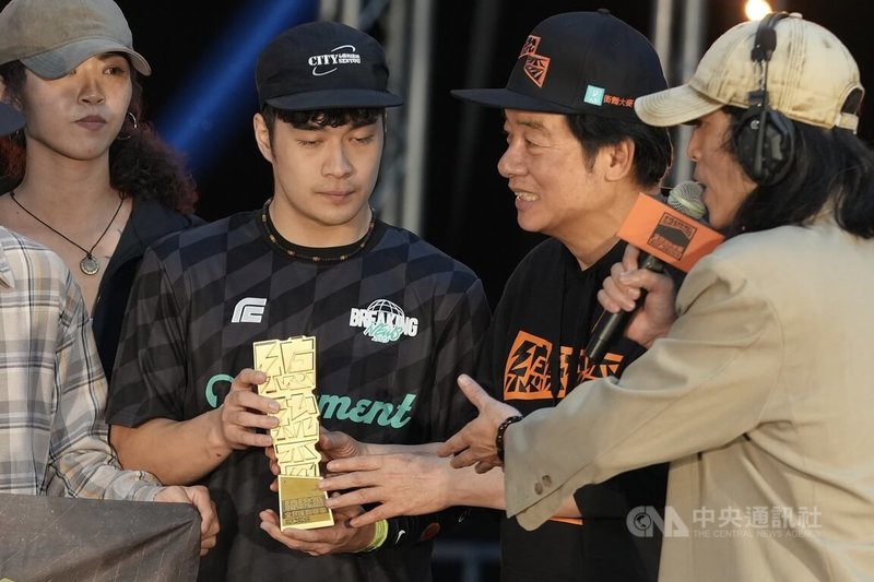 「2025總統盃全民運動賽事-街舞大賽」16日晚間在凱達格蘭大道舉行頒獎典禮,總統賴清德(右2)親自頒發獎座給霹靂舞好手孫振(左2)團隊。中央社記者徐肇昌攝 114年11月16日