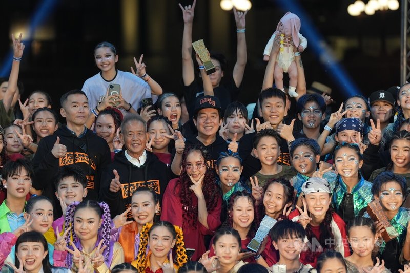 「2025總統盃全民運動賽事-街舞大賽」16日晚間在台北凱達格蘭大道舉行頒獎典禮,總統賴清德(後中)在運動部長李洋(後中右)等人陪同下出席頒獎典禮,並與獲獎者開心合影留念。中央社記者徐肇昌攝 114年11月16日