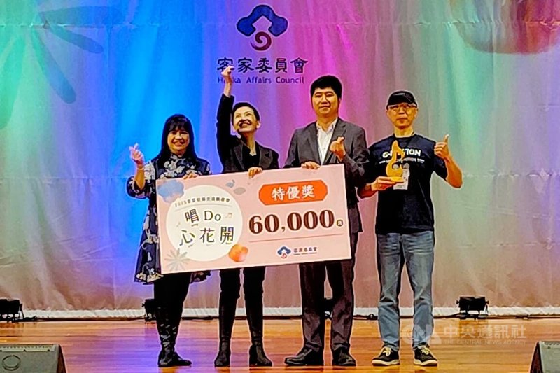 客家委員會16日在中央大學舉辦「2025客家歌謠交流觀摩賽」一般組北區賽事暨頒獎典禮，台北客家鄉音合唱團獲特優獎，由客委會副主委邱星崴（右2）頒獎表揚。中央社記者吳睿騏桃園攝　114年11月16日