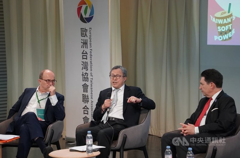 第54屆歐洲台灣協會聯合會年會15日在巴黎舉行，駐歐盟代表謝志偉（中）、法國參議員卡迪克（Olivier Cadic，右）及前參議員卡托蘭（André Gattolin，左）同場座談。中央社記者曾依璇巴黎攝　114年11月16日