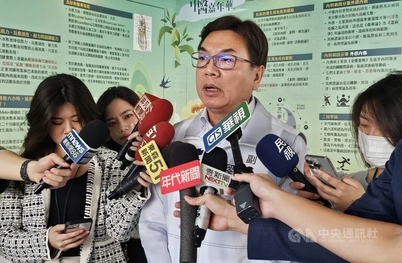 有參選市長呼聲的新北市副市長劉和然（右2）16日在板橋第一體育場前廣場出席中醫嘉年華活動表示，市政要接棒傳承，才能城鄉均衡，市政順暢。中央社記者王鴻國攝 114年11月16日