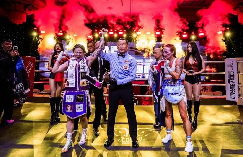 台灣女子職業拳擊好手吳沛儀(前左)15日成功擊敗澳洲勁敵,奪得WBO Pacific Title的冠軍腰帶,也讓自己的世界排名闖進前10。(肯將拳擊提供)中央社記者黎建忠傳真 114年11月16日